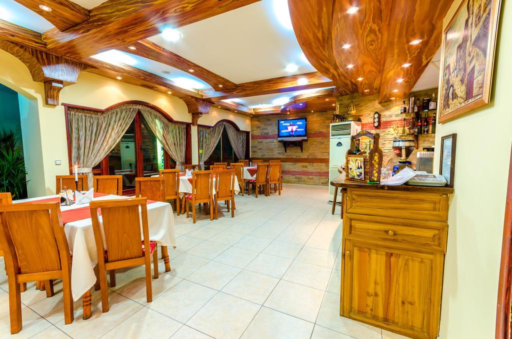 Hotel Cosmos Asenovgrad Buitenkant foto