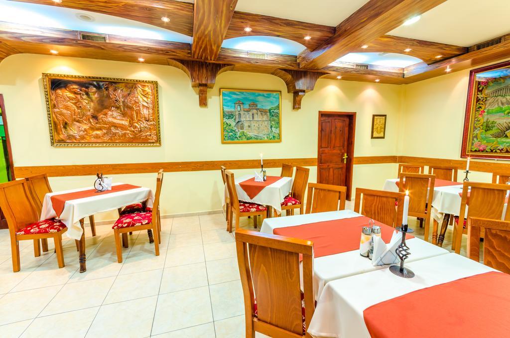 Hotel Cosmos Asenovgrad Buitenkant foto