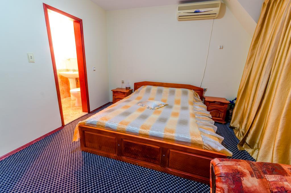 Hotel Cosmos Asenovgrad Buitenkant foto